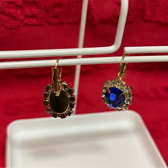 Bright faux zaphire & gold tone earrings nwot - Picture 2 of 3